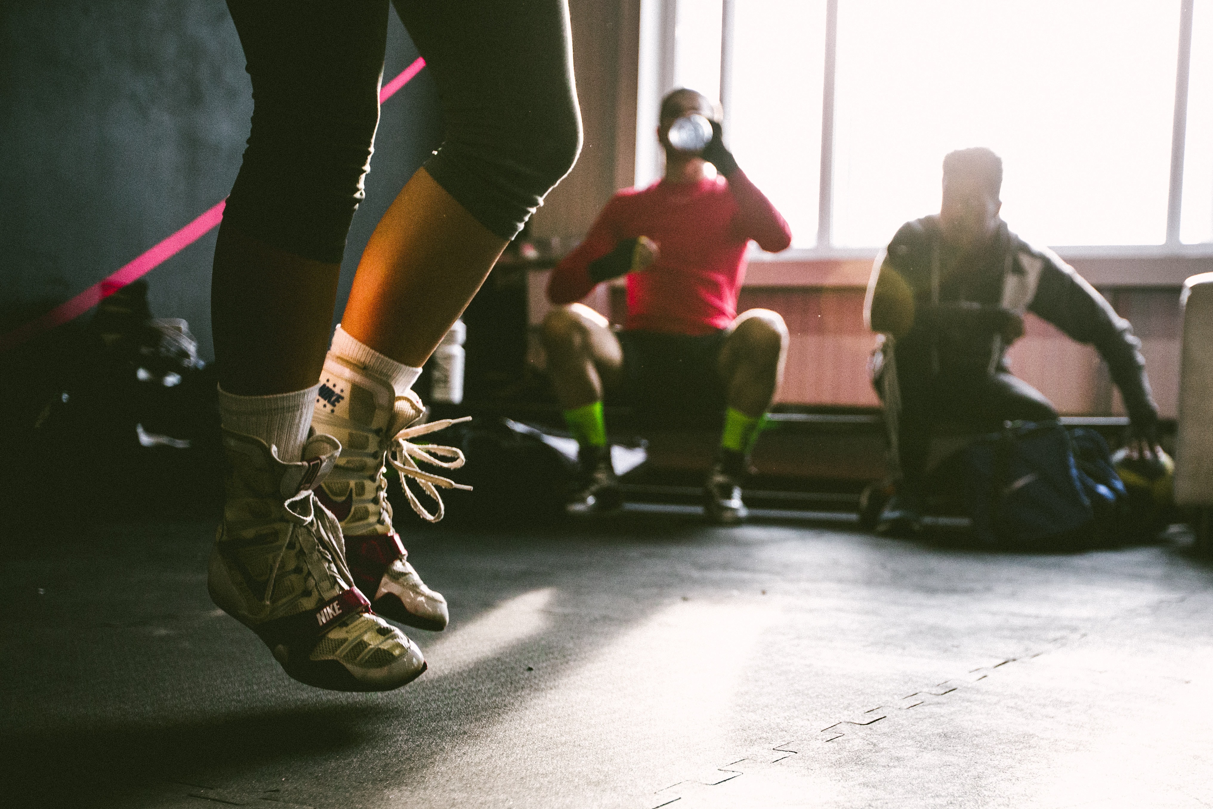 Personas en un gimnasio de box, descansando.